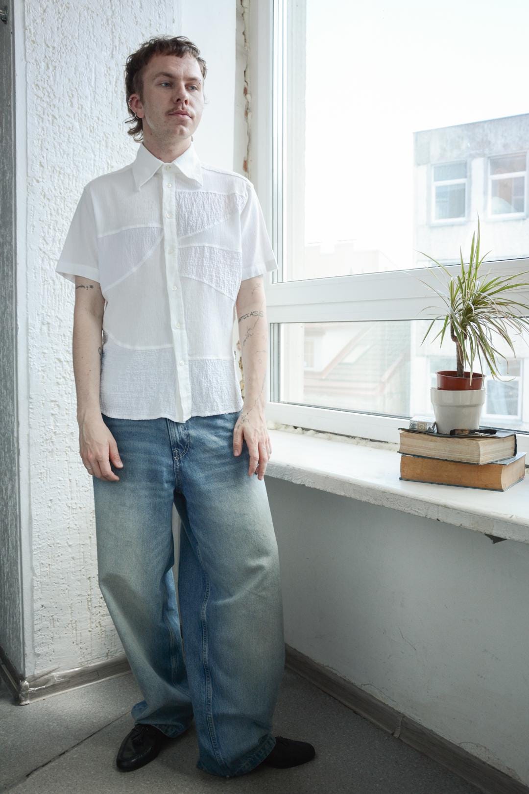 Vintage Y2K Weiße Baumwolle Strukturierte Patches Stil Kurzarmhemd von WardrobeQueenVINTAGE