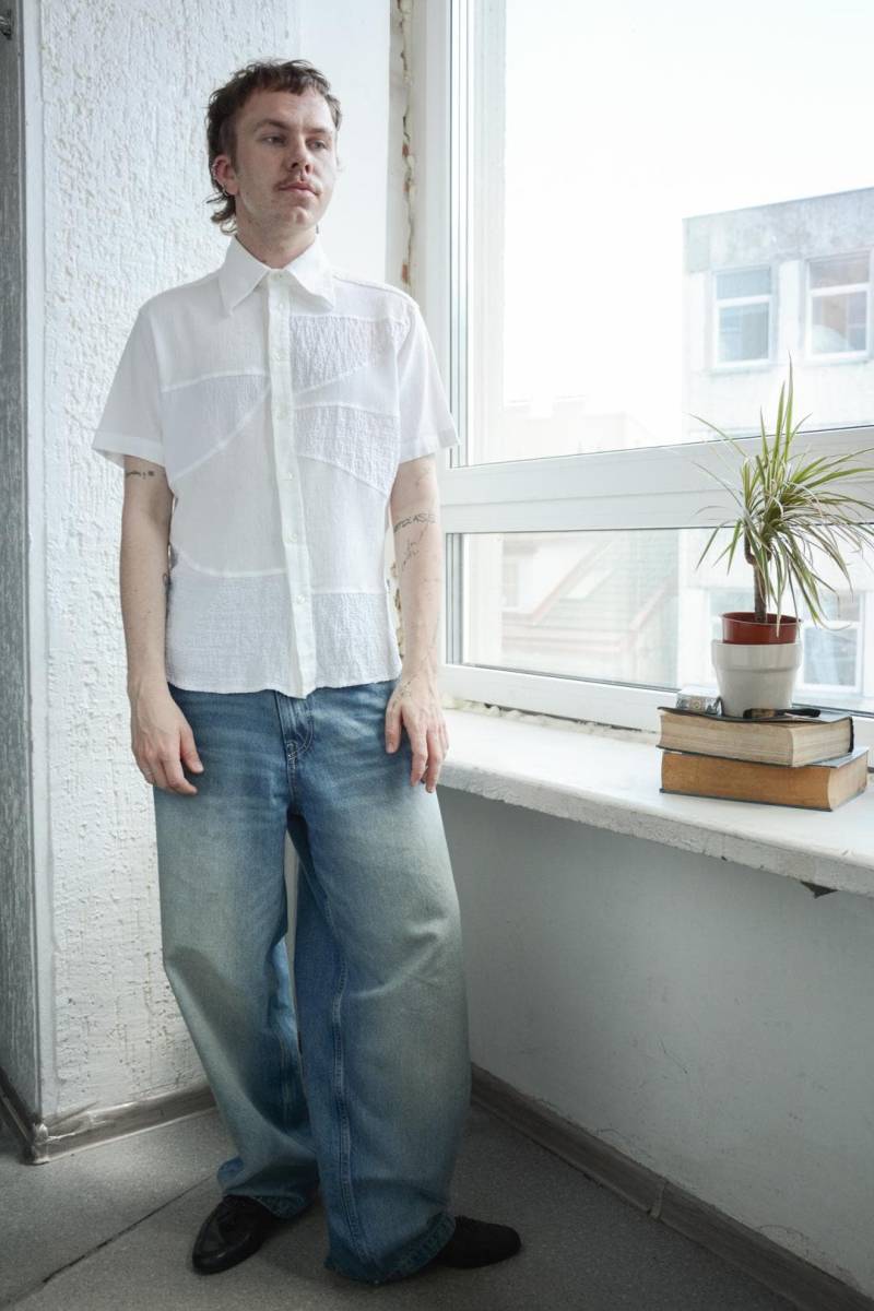 Vintage Y2K Weiße Baumwolle Strukturierte Patches Stil Kurzarmhemd von WardrobeQueenVINTAGE