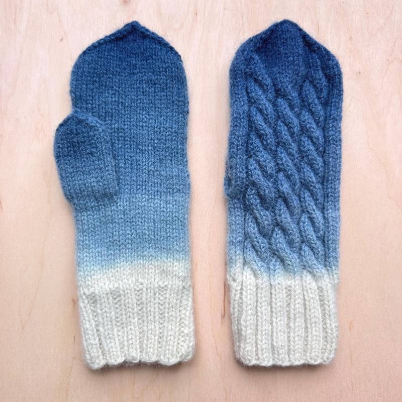 Handgestrickte Wolle Handschuhe, Indigo Ombre Braid Zopfmuster von WarmGreyCompany