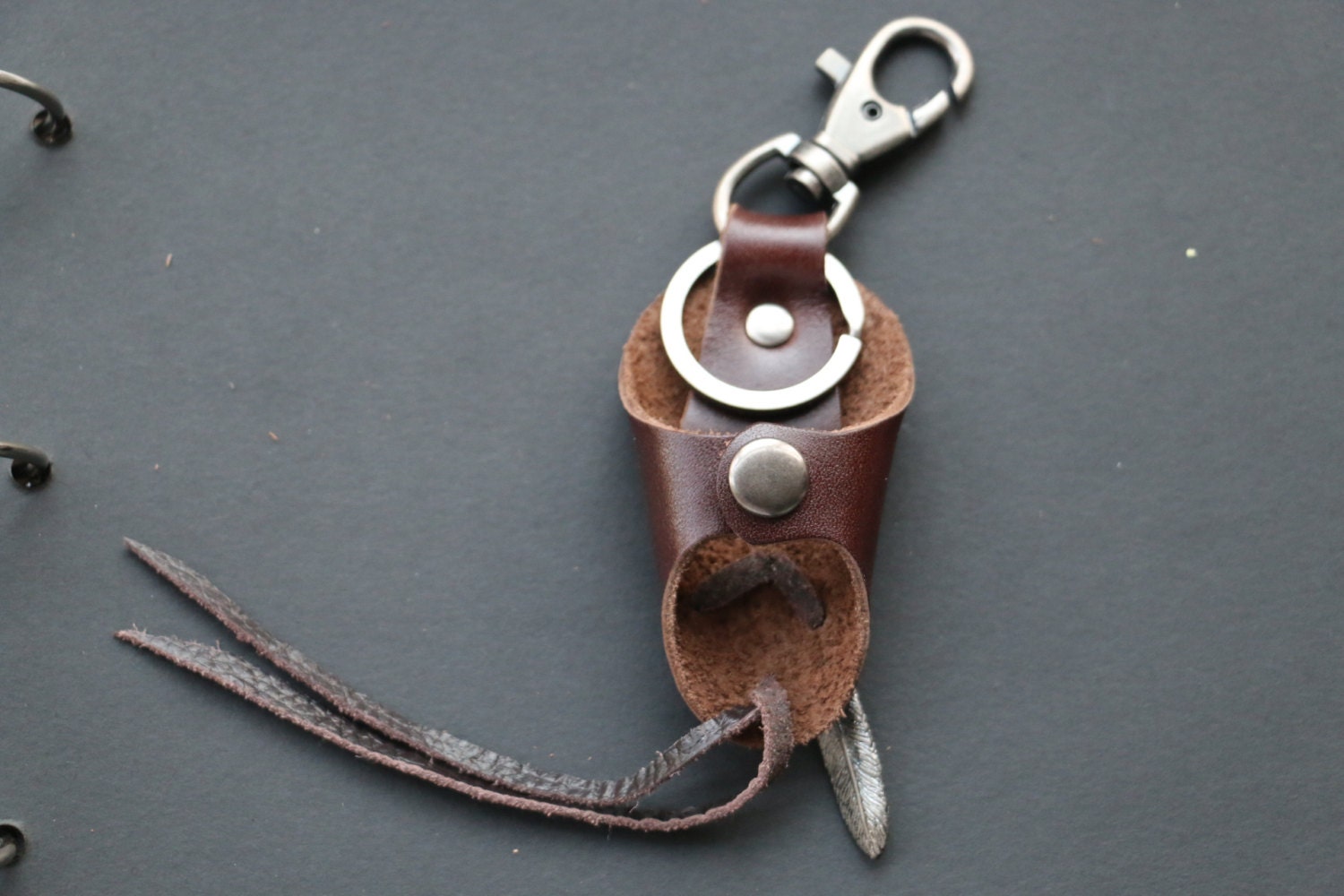 100% Echtes Leder, Handgefertigter Lederschlüsselhalter, Braune Lederschlüsseltasche, Autoschlüsseltasche, Lederschlüsselhalter 100% Echtes Leder, Handgefertigter Lederschlüsselhalter, Braune Lederschlüsseltasche, Autoschlüsseltasche, Lederschlüsselhalter von WarmHeartHouse