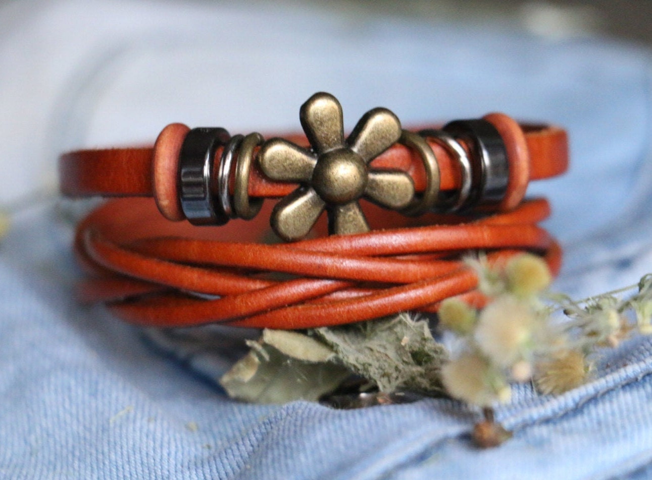 Boho Frauen Schmuck-Braune Leder Manschetten Für Frauen-Leder-Armbänder Frauen-Frauen Geschenk-Boho Perlen Armband-2 Geschichteten Lederschmuck Boho Frauen Schmuck-Braune Leder Manschetten Für Frauen-Leder-Armbänder Frauen-Frauen Geschenk-Boho Perlen Armband-2 Geschichteten Lederschmuck von WarmHeartHouse