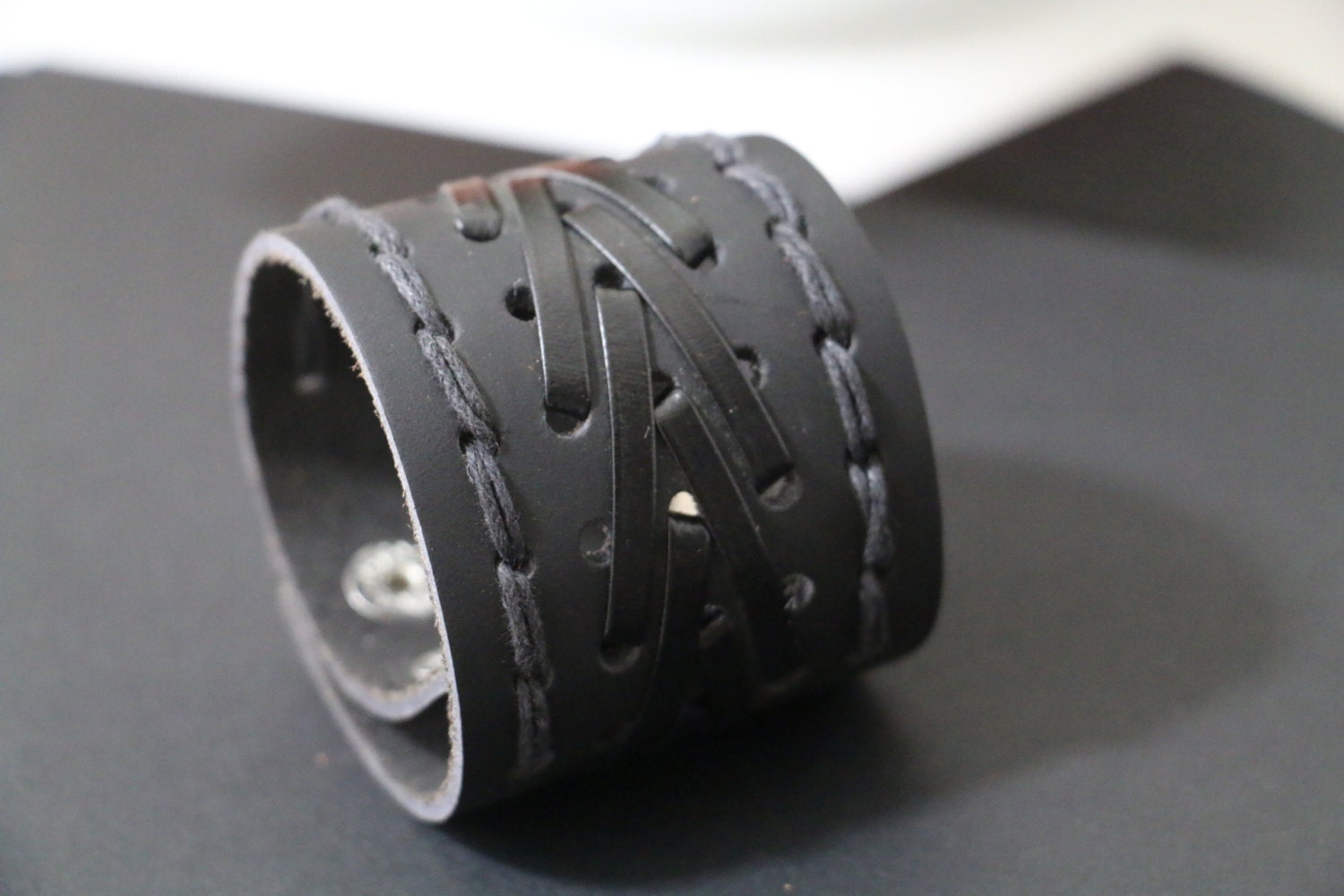 Breites Herrenarmband Mit Schwarzem Kordelarmband, Herrenarmband, Geflochtenes Armband, Lederarmband Herren Breites Herrenarmband Mit Schwarzem Kordelarmband, Herrenarmband, Geflochtenes Armband, Lederarmband Herren von WarmHeartHouse
