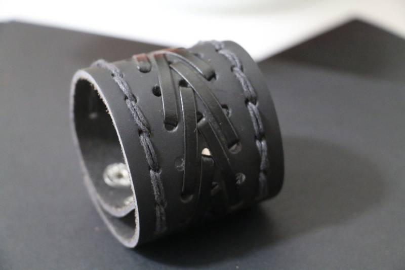 Breites Herrenarmband Mit Schwarzem Kordelarmband, Herrenarmband, Geflochtenes Armband, Lederarmband Herren Breites Herrenarmband Mit Schwarzem Kordelarmband, Herrenarmband, Geflochtenes Armband, Lederarmband Herren von WarmHeartHouse