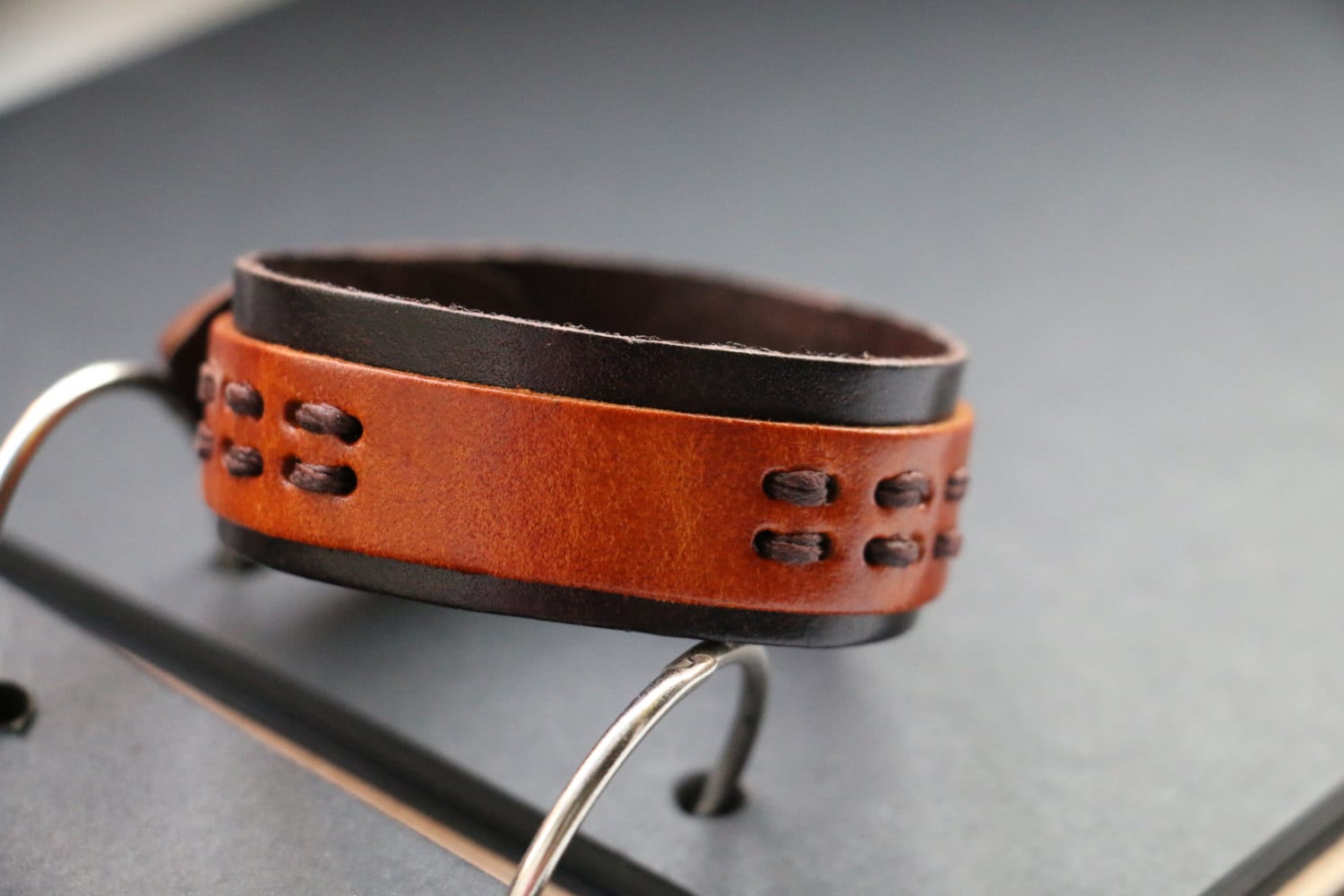 Herren Lederarmband, Leder Armreif, Moderne Männer Armband, Lederarmband Herren, Braunes Geschenk Für Ihn, Herrenschmuck Herren Lederarmband, Leder Armreif, Moderne Männer Armband, Lederarmband Herren, Braunes Geschenk Für Ihn, Herrenschmuck von WarmHeartHouse