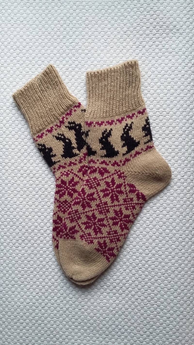 Handgefertigte Wollsocken Mit Hase & Ornament von WarmthingsStore