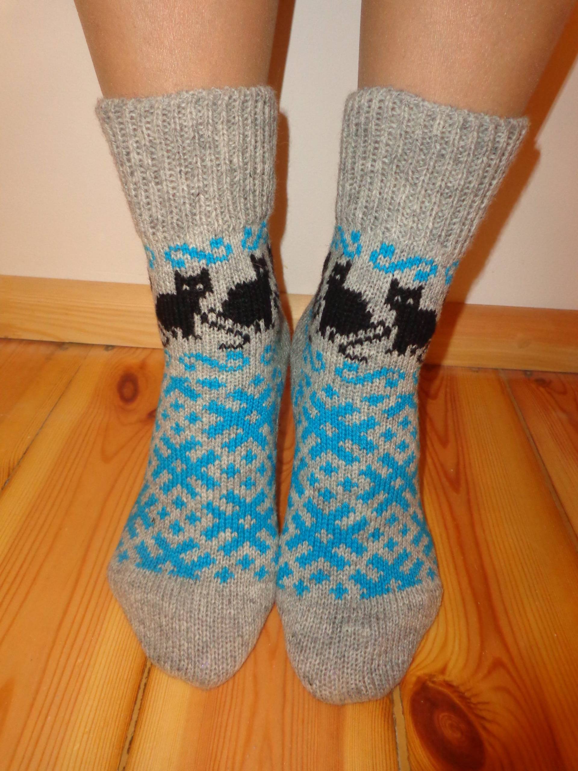Handgefertigte Wollsocken Mit Katze Und Ornament von WarmthingsStore
