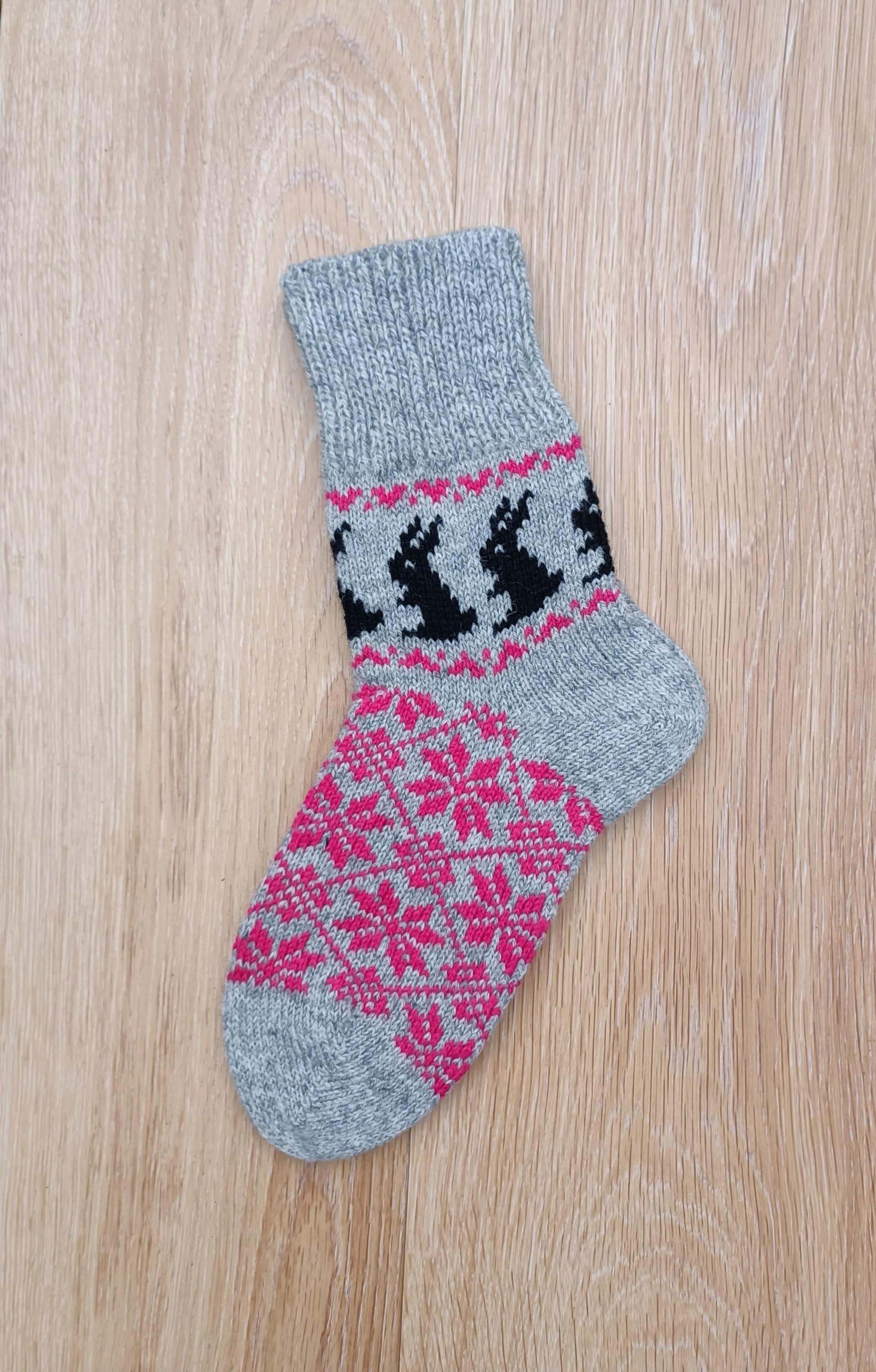 Handgestrickte Socken Aus Wolle Rosa Ornament Mit Hasen Design von WarmthingsStore