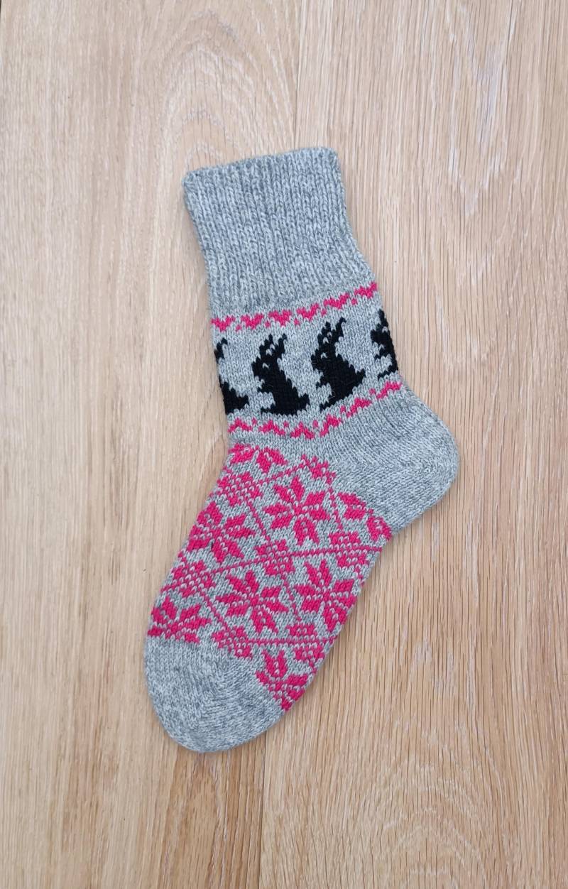 Handgestrickte Socken Aus Wolle Rosa Ornament Mit Hasen Design von WarmthingsStore
