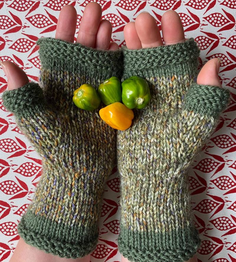 Handgestrickte Handstulpen Damen Tweed Grün Shetlandwolle von WasClaudistrickt