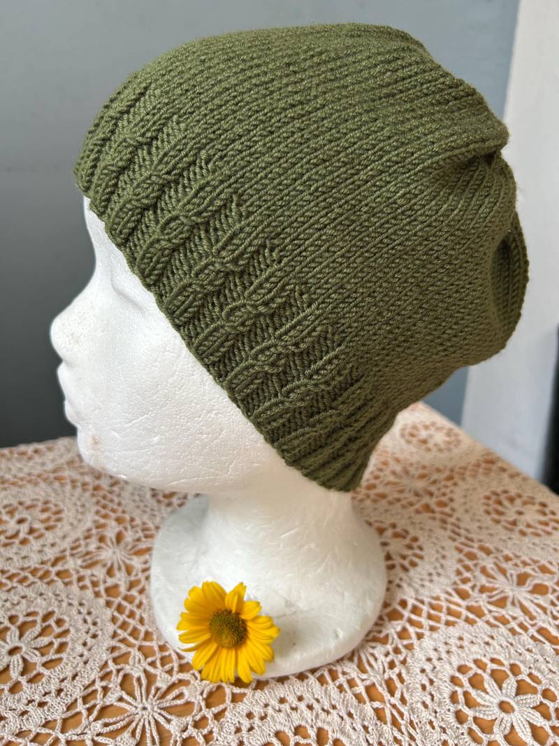 Handgestrickte Mütze Mit Zopfmusterkante in Waldgrün Ab 53 Aus Weicher Merinowolle von WasClaudistrickt