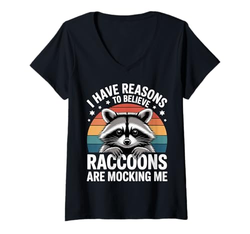 Damen I Have Reasons to Believe Raccoons Are Mocking Me - T-Shirt mit V-Ausschnitt Damen I Have Reasons to Believe Raccoons Are Mocking Me - T-Shirt mit V-Ausschnitt von Waschbär -Meme -Ausdruck