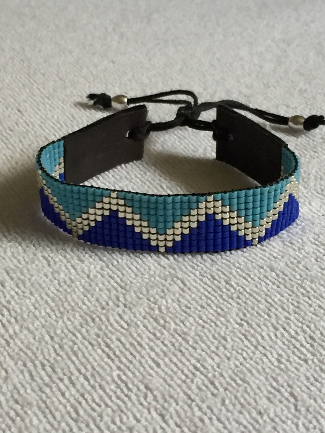 Dunkel, Hell-Blau Mit Silber Miyuki Delica Armband Dunkel, Hell-Blau Mit Silber Miyuki Delica Armband von Waschje