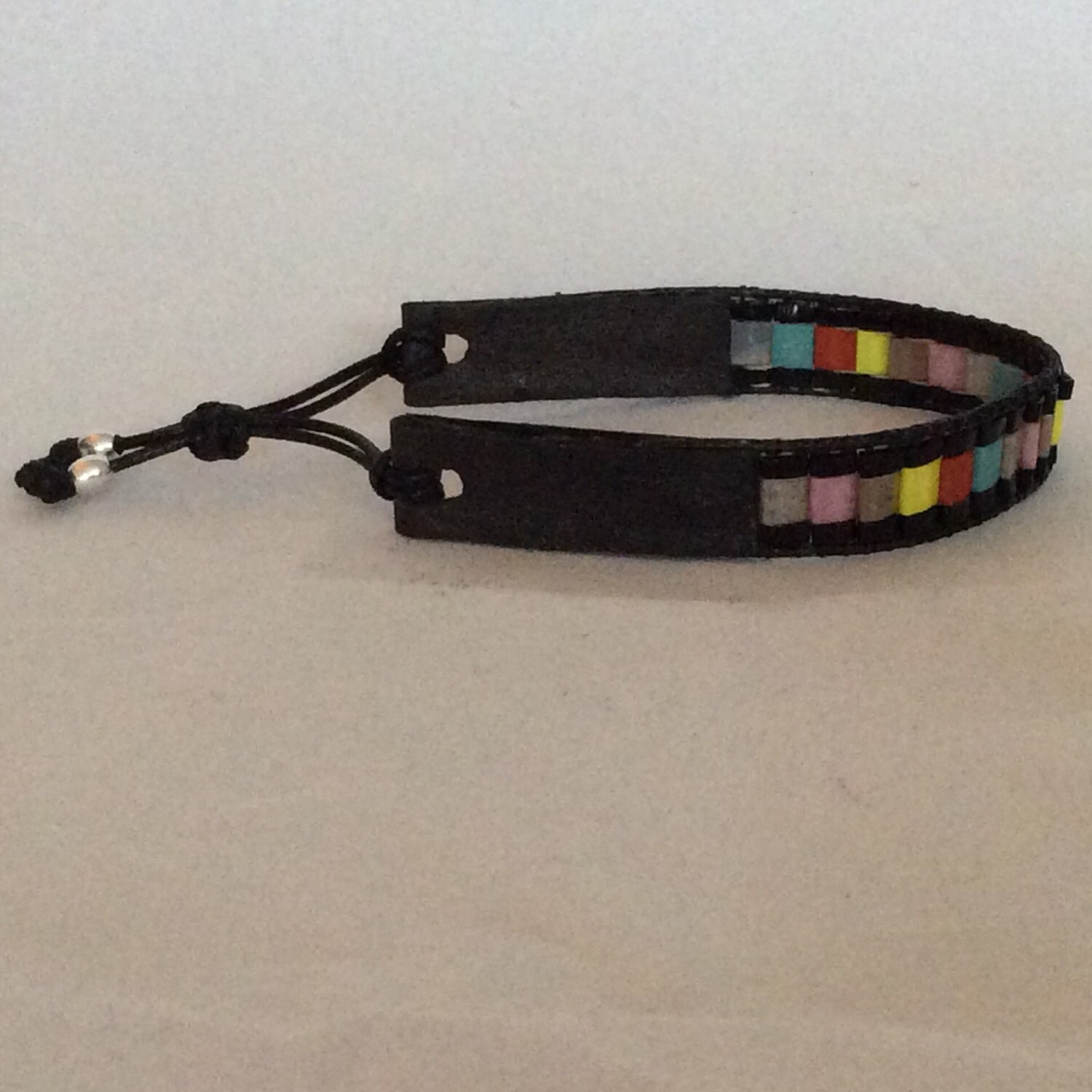 Schmales Armband Mit Miyuki Tila Perlen Ausgeschnitten Und Echtem Leder Schmales Armband Mit Miyuki Tila Perlen Ausgeschnitten Und Echtem Leder von Waschje