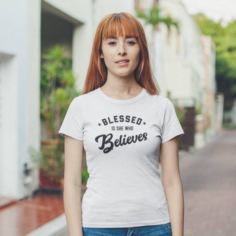 Gesegnet Ist Sie, Die T-Shirt Christliches T-Shirt Aus Bio-Baumwolle Glaubt von WashedInFaith