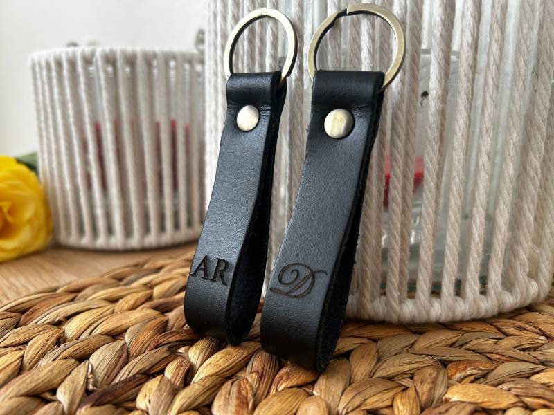 Personalisierter Leder Schlüsselanhänger Für Damen Und Herren Mit Geprägten Initialen, Hochwertiger Als Kundengeschenk von WasserFeeLeder