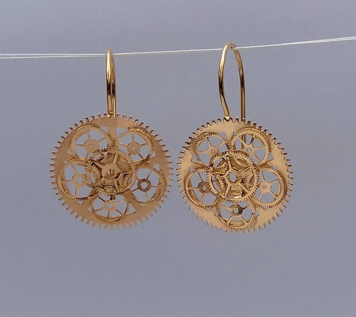 9 Karat Vergoldete Recycled Filigree Cog Ohrhänger Mit Festem Haken Hinten 9 Karat Vergoldete Recycled Filigree Cog Ohrhänger Mit Festem Haken Hinten von WatchPieceJewellery