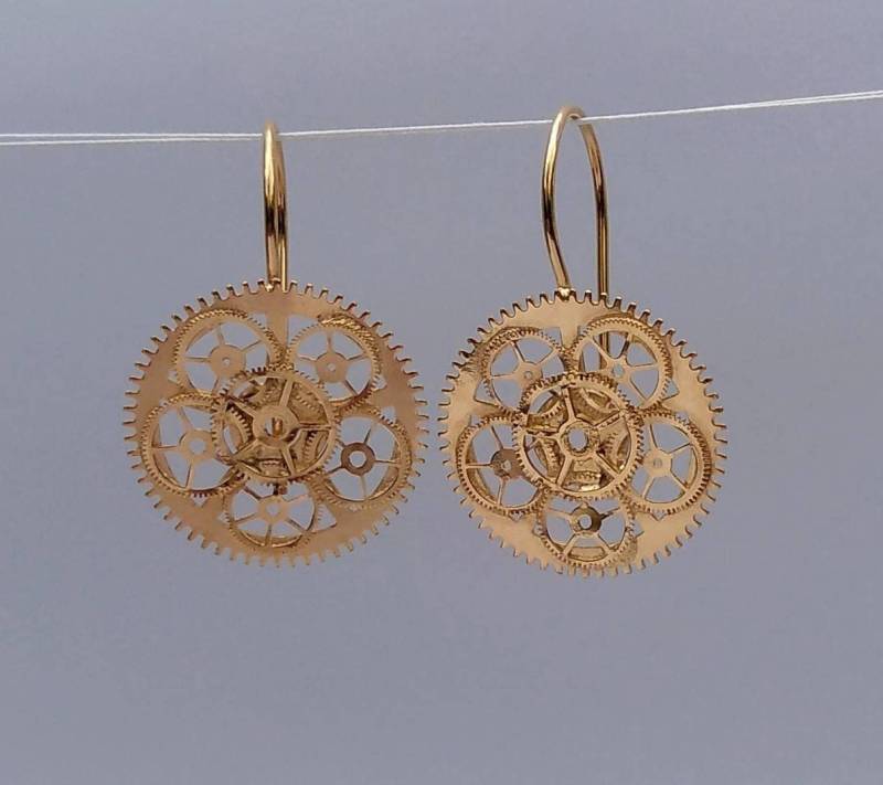 9 Karat Vergoldete Recycled Filigree Cog Ohrhänger Mit Festem Haken Hinten 9 Karat Vergoldete Recycled Filigree Cog Ohrhänger Mit Festem Haken Hinten von WatchPieceJewellery