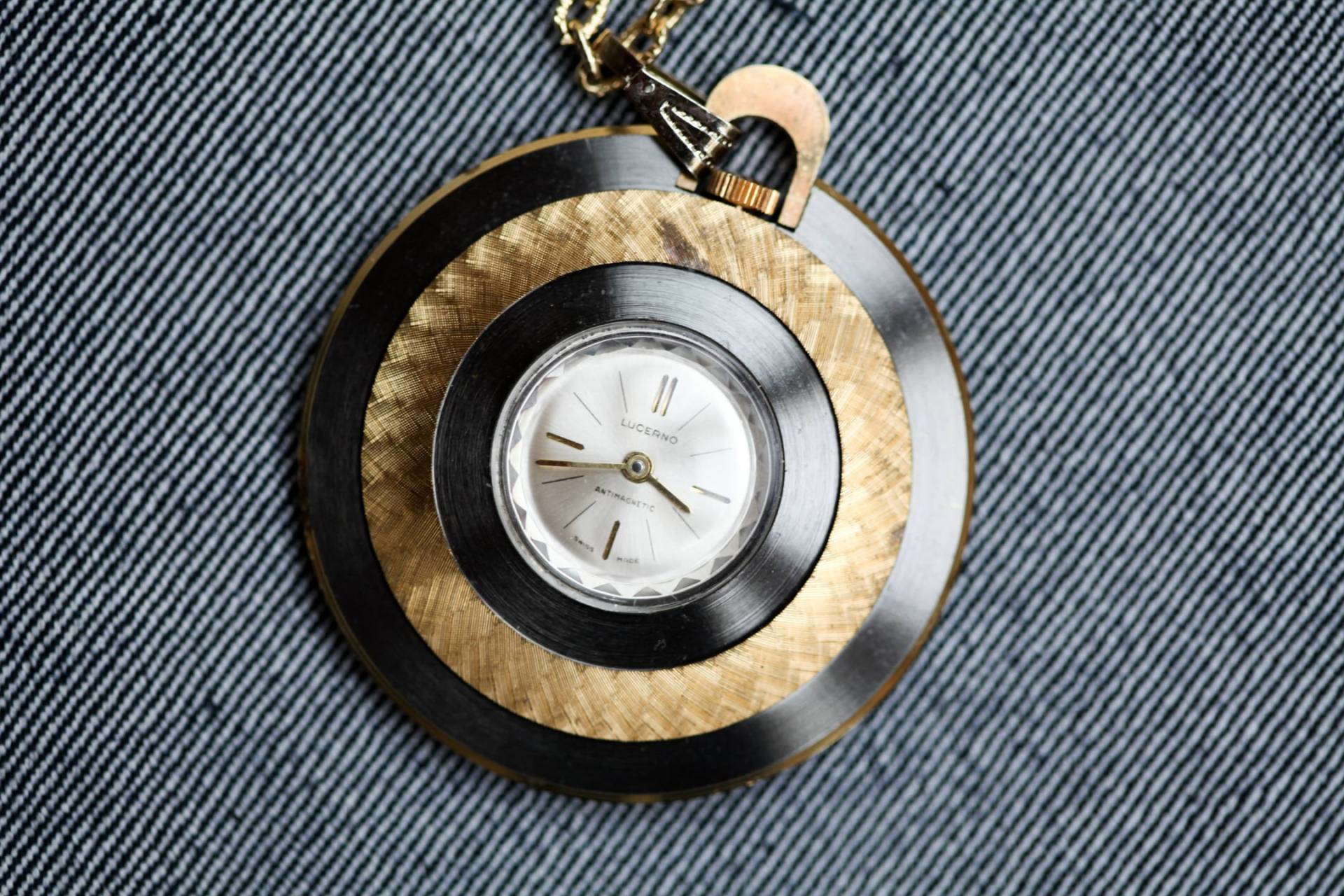 Vintage Damen Halskette Wind-Up-Uhr Modeschmuck Mit Gold-Ton-Kette Vintage Damen Halskette Wind-Up-Uhr Modeschmuck Mit Gold-Ton-Kette von WatchSmith