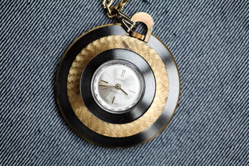 Vintage Damen Halskette Wind-Up-Uhr Modeschmuck Mit Gold-Ton-Kette Vintage Damen Halskette Wind-Up-Uhr Modeschmuck Mit Gold-Ton-Kette von WatchSmith