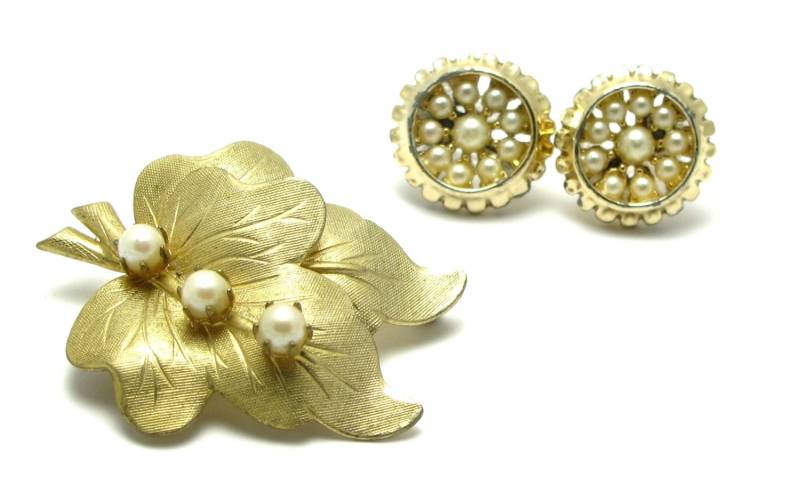 Goldfarbene Brosche Und Ohrringe - 2 Stück Goldfarbene Blattbrosche Faux Perlen Vintage # 1504 von WatchandWares