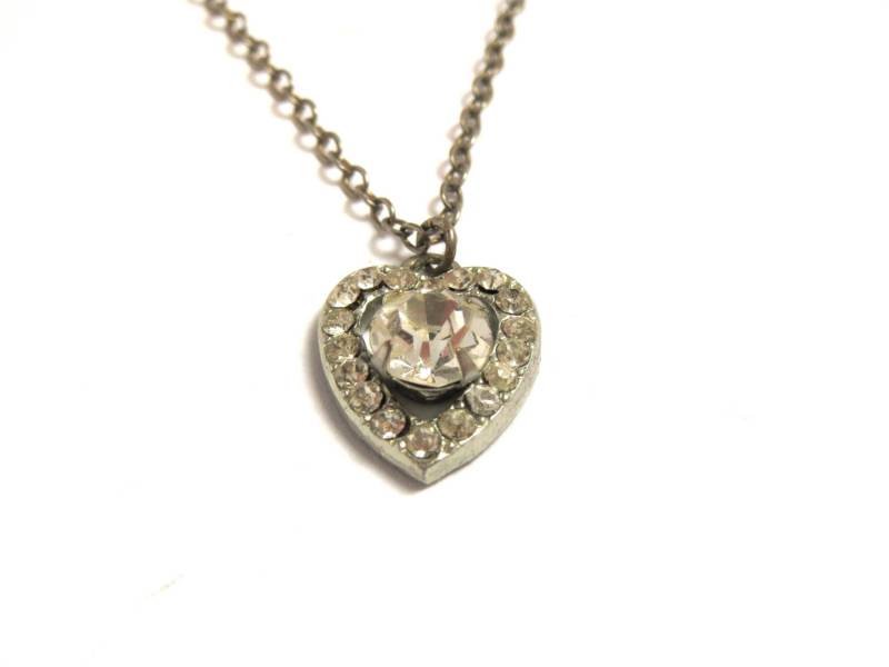 Herz Anhänger - Silberfarbene Halskette Klare Strasssteine Die Kette Ist 15 "Lang Valentinstag Liebe Schatz # 2109 von WatchandWares