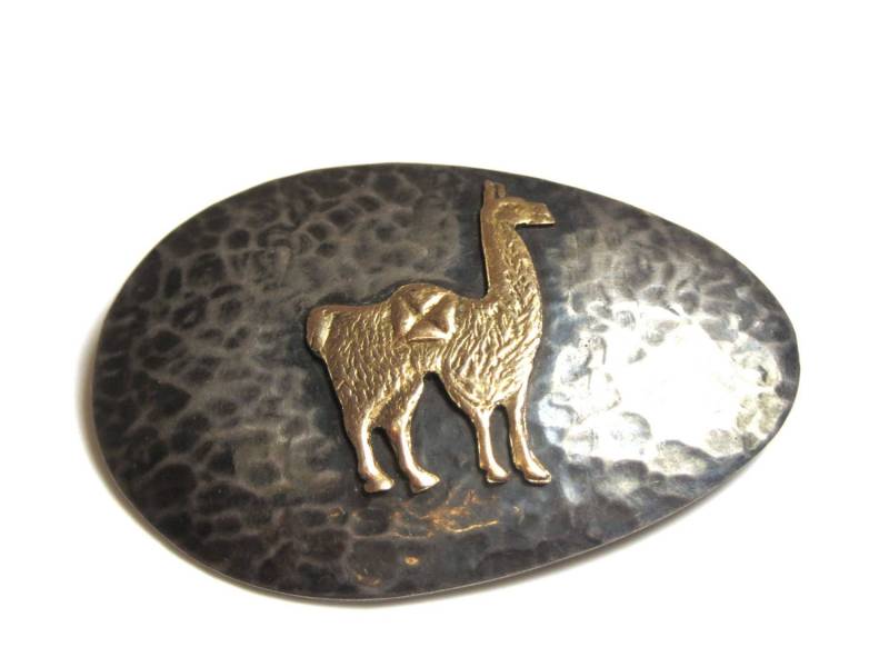 Jahrgang Lama Brosche - Sterling Silber Und 18K Gelbgold Von Alten Cuzco Gewicht 7, 2 Gramm Oval Pin Gestempelt Figürliche # 2283 Jahrgang Lama Brosche - Sterling Silber Und 18K Gelbgold Von Alten Cuzco Gewicht 7, 2 Gramm Oval Pin Gestempelt Figürliche # 2283 von WatchandWares