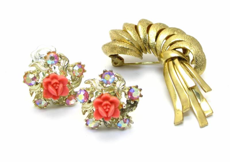 Jahrgang Viel Zwei Gold-Ton-Brosche, Gold-Ton-Blume Und Strass Ohrringe - Clip Auf Orange Frühling Blumen # 797 Jahrgang Viel Zwei Gold-Ton-Brosche, Gold-Ton-Blume Und Strass Ohrringe - Clip Auf Orange Frühling Blumen # 797 von WatchandWares