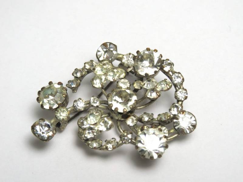Strass Brosche Silberfarben - Made in Austria Große Strasssteine Gewicht 10, 4 Gramm Vintage Hochzeit Braut Geschenke Für Sie #1211 Strass Brosche Silberfarben - Made in Austria Große Strasssteine Gewicht 10, 4 Gramm Vintage Hochzeit Braut Geschenke Für Sie #1211 von WatchandWares