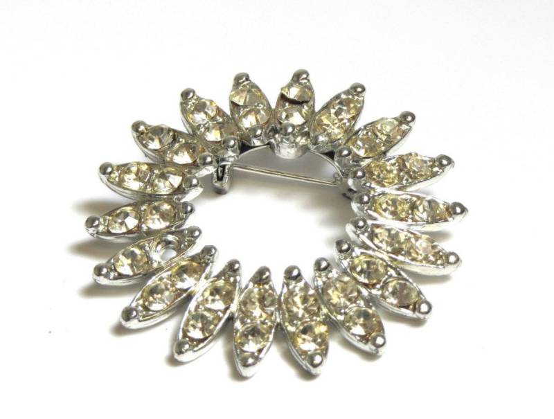 Strasskranz - Klare Strasssteine Runde Kostüm Brosche Pin Vintage #2179 Strasskranz - Klare Strasssteine Runde Kostüm Brosche Pin Vintage #2179 von WatchandWares