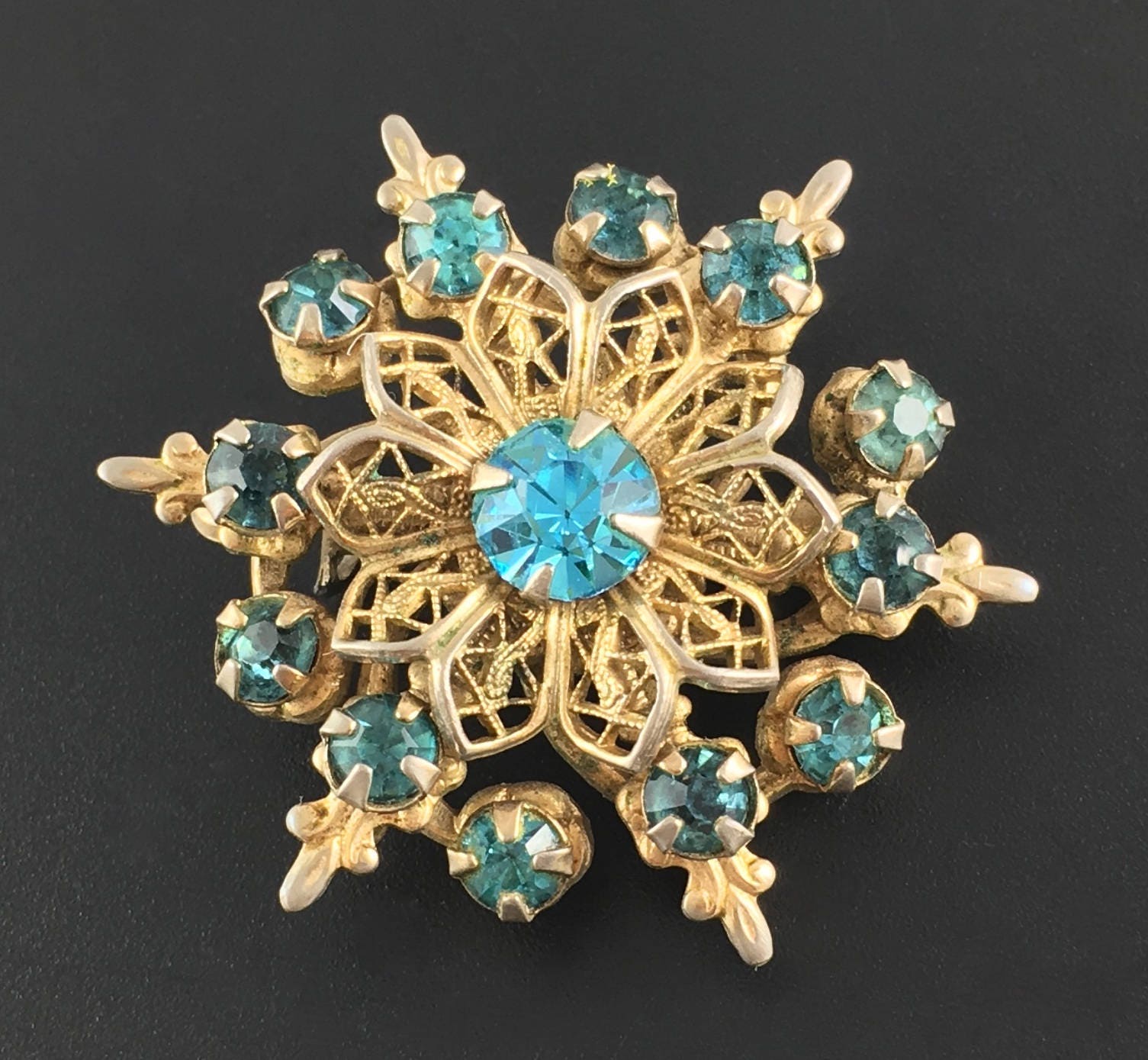 Vintage Blaue Strass Starburst Brosche - Aquamarin Goldfarbene Mit Filigrane Anstecknadel Floral Mode Schmuck Hochzeit #4261 von WatchandWares