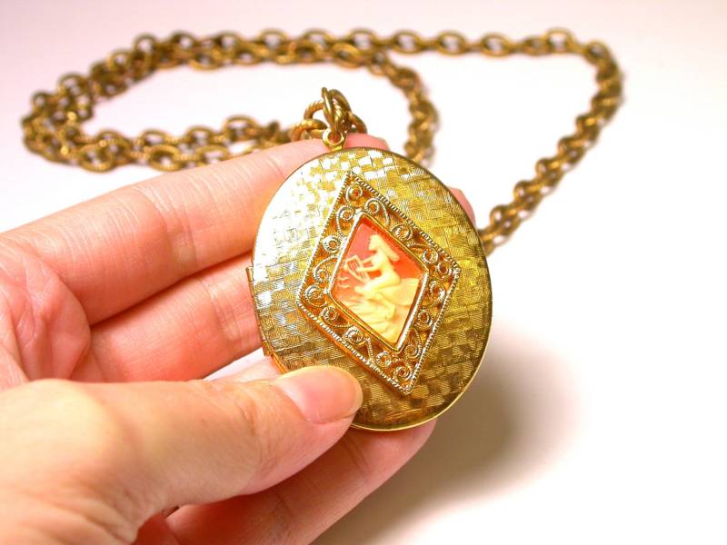 Vintage Cameo Gold Ton Medaillon Halskette - Bild Der Dame Mit Harfe Andenken Erinnerungen Vintage Cameo Gold Ton Medaillon Halskette - Bild Der Dame Mit Harfe Andenken Erinnerungen von WatchandWares