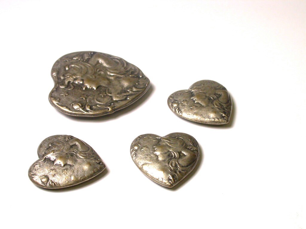 Vintage Herz Knopfhüllen - Set Mit 4 Knopfleisten Herzform Gewicht 23.8 Gramm Lady Portrait Jugendstil #517 von WatchandWares