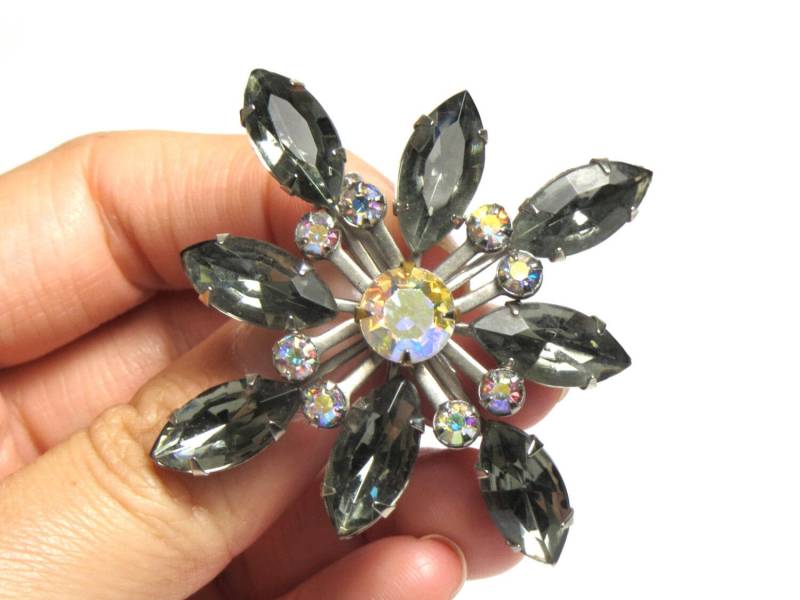Wunderschöne Strass Brosche - Rauchglas Mit Strasssteinen Florale Rauchfarbe Klare Und Graffiti Strasssteine # 1585 von WatchandWares