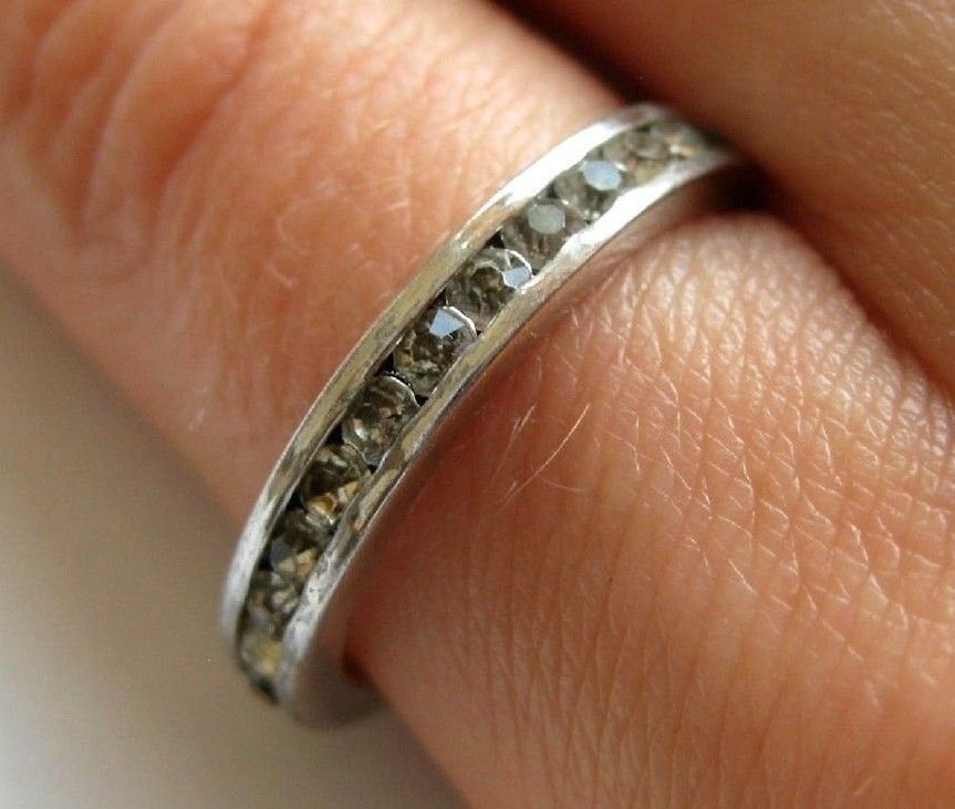925 Sterling Silber Dünnes Bandring Mit Kristallen, Größe 6 925 Sterling Silber Dünnes Bandring Mit Kristallen, Größe 6 von WatchesAndJewels