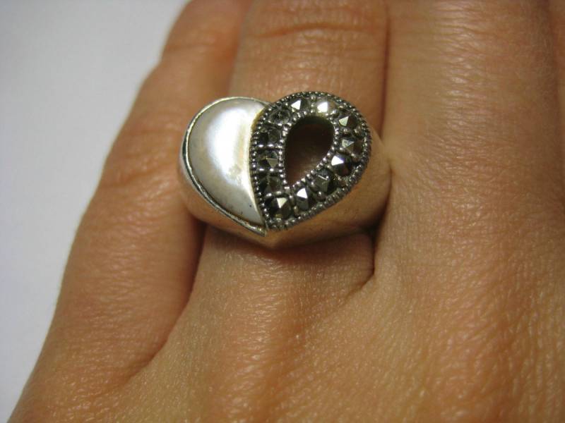 925 Sterling Silber Jahrgang Weißen Perlmutt Und Markasiten Herz Ring, Größe 6 von WatchesAndJewels