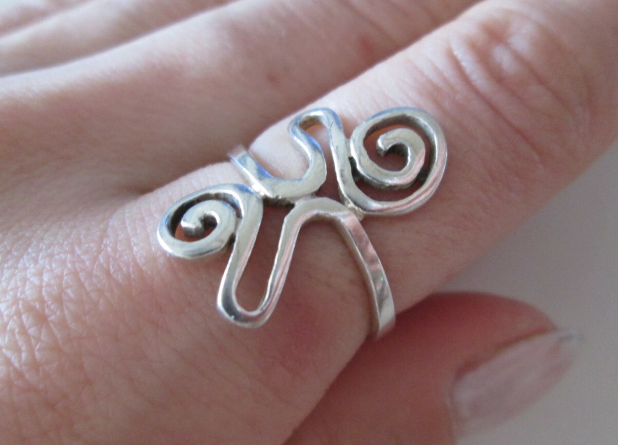 925 Sterling Silber Vintage Grafikform Künstler Ring, Größe 7, 5 925 Sterling Silber Vintage Grafikform Künstler Ring, Größe 7, 5 von WatchesAndJewels