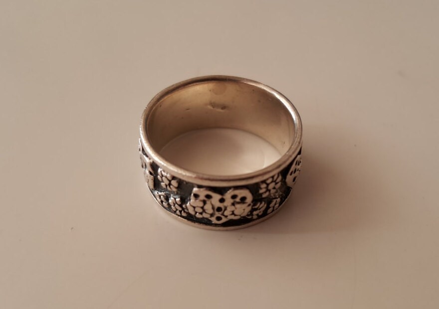 925 Sterlingsilber Vintage Herzen Und Blumen-Band-Ring, Größe 5, 5 925 Sterlingsilber Vintage Herzen Und Blumen-Band-Ring, Größe 5, 5 von WatchesAndJewels