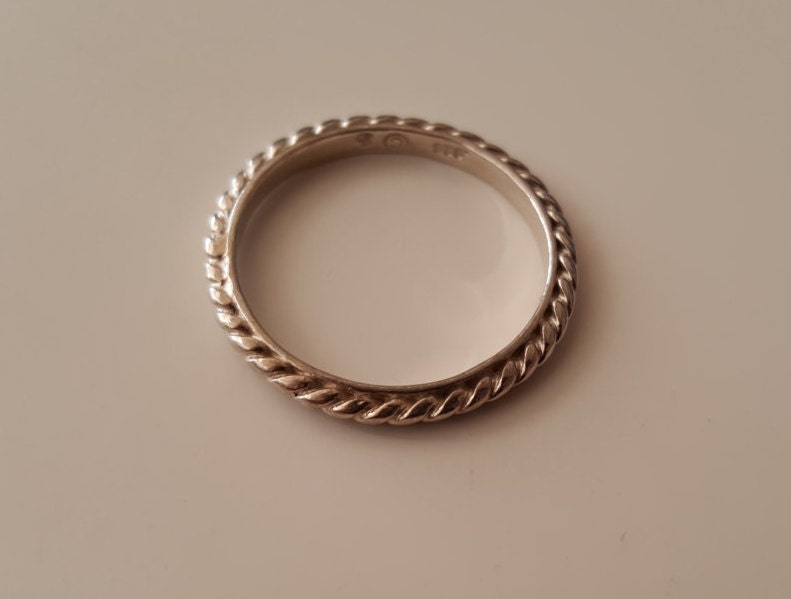 925 Sterlingsilber Vintage Thin Twisted Seil Band Ring, Größe 9 925 Sterlingsilber Vintage Thin Twisted Seil Band Ring, Größe 9 von WatchesAndJewels