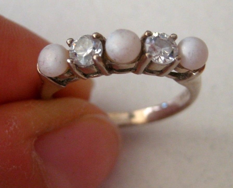 Avon 925 Sterling Silber Band-Ring Mit Perlen Und Kristallen, Größe 7 Avon 925 Sterling Silber Band-Ring Mit Perlen Und Kristallen, Größe 7 von WatchesAndJewels