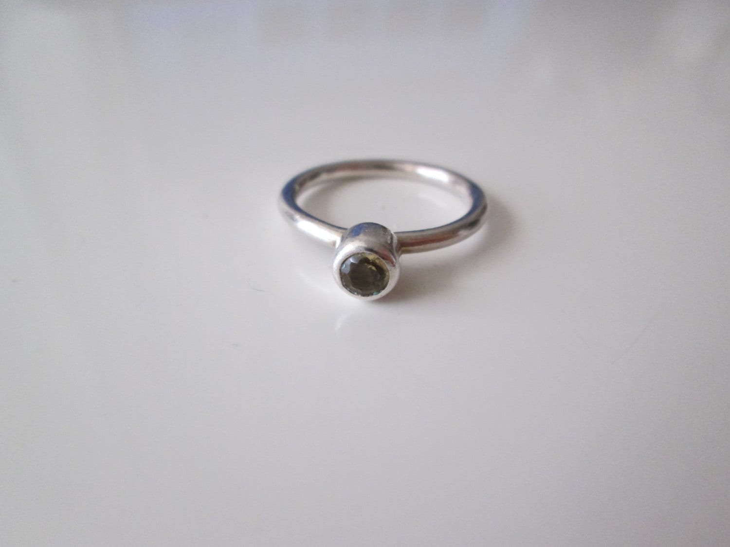 Gelber Edelstein Sterlingsilber Band Ring, Größe 5 Gelber Edelstein Sterlingsilber Band Ring, Größe 5 von WatchesAndJewels