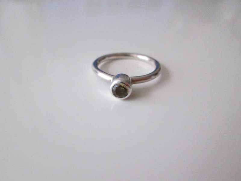 Gelber Edelstein Sterlingsilber Band Ring, Größe 5 Gelber Edelstein Sterlingsilber Band Ring, Größe 5 von WatchesAndJewels