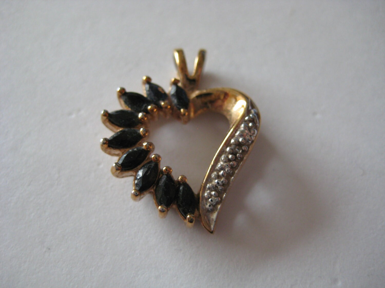 Gold Über 925 Sterlingsilber-Vintage-Saphir-Herz-Anhänger Gold Über 925 Sterlingsilber-Vintage-Saphir-Herz-Anhänger von WatchesAndJewels