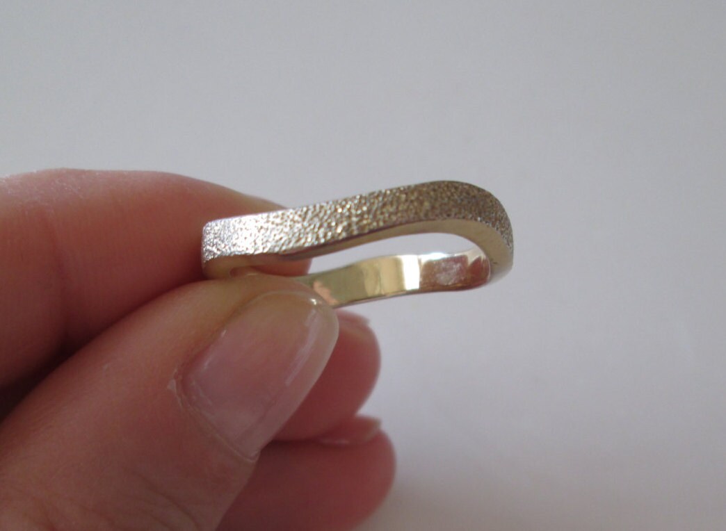 Gold Über Sterlingsilber Vintage Dünne Wave-Band Ring, Größe 10 Gold Über Sterlingsilber Vintage Dünne Wave-Band Ring, Größe 10 von WatchesAndJewels