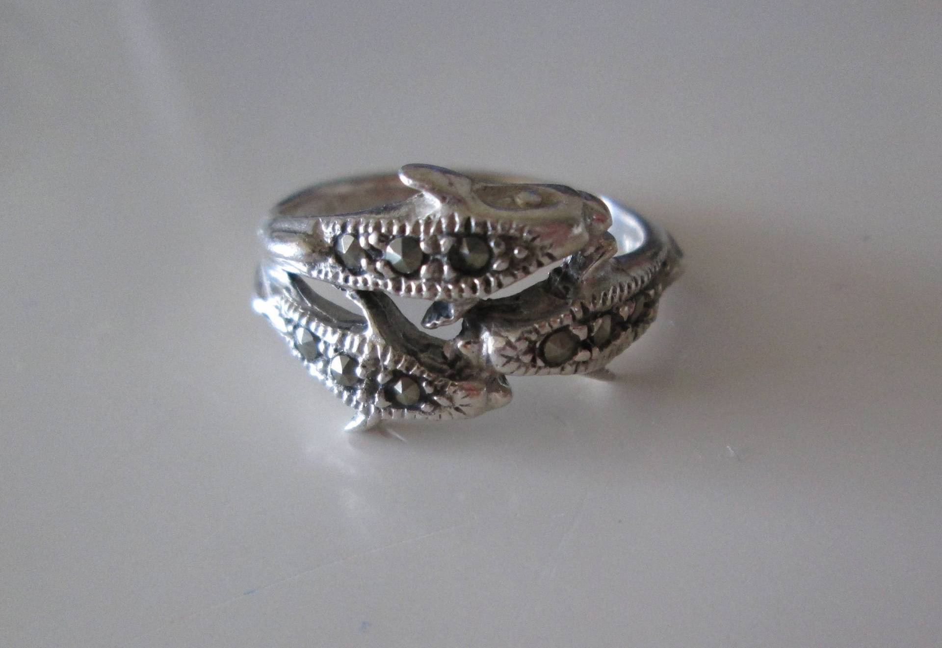 Han 925 Sterlingsilber Vintage Delfine Und Markasiten-Ring, Größe 7, 5 Han 925 Sterlingsilber Vintage Delfine Und Markasiten-Ring, Größe 7, 5 von WatchesAndJewels