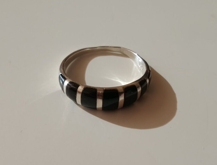 Jahrgang 925 Sterlingsilber Onyx Band Ring, Größe 8 Jahrgang 925 Sterlingsilber Onyx Band Ring, Größe 8 von WatchesAndJewels