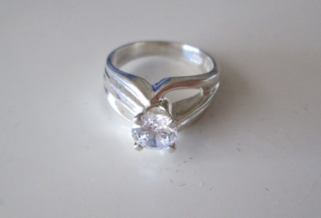 Jahrgang Sterling Silber Klar Diamonique Verlobungsring Größe 6 Jahrgang Sterling Silber Klar Diamonique Verlobungsring Größe 6 von WatchesAndJewels