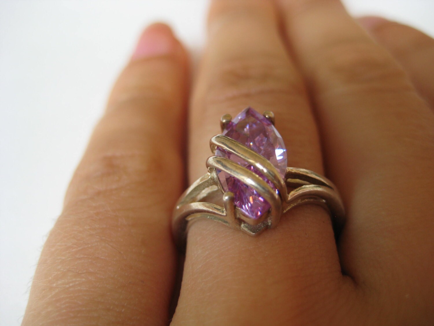 Lila Cz Vintage Sterling Silber Ring, Größe 7, Hervorragendem Zustand Lila Cz Vintage Sterling Silber Ring, Größe 7, Hervorragendem Zustand von WatchesAndJewels