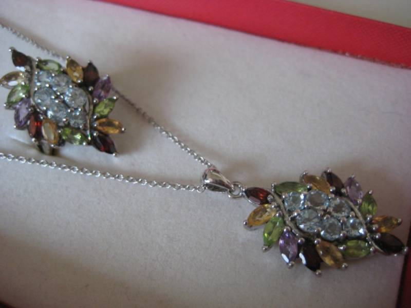 Mehrfarbigen Amethyst, Aquamerine, Peridot, Granat Jahrgang Sterlingsilber Collier Und Ring Set, Größe 7 Mehrfarbigen Amethyst, Aquamerine, Peridot, Granat Jahrgang Sterlingsilber Collier Und Ring Set, Größe 7 von WatchesAndJewels