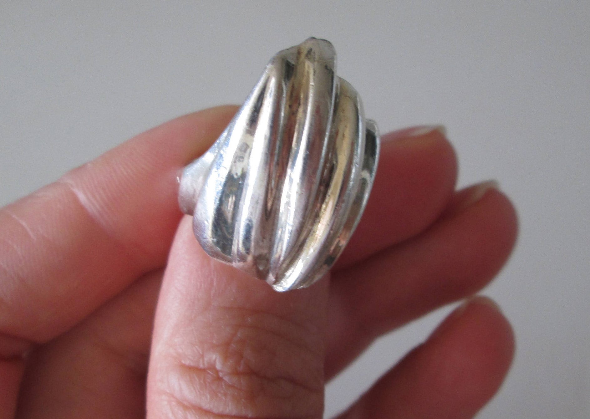 Moderne Grafik Massivem Sterling Silberring, Größe 7 Moderne Grafik Massivem Sterling Silberring, Größe 7 von WatchesAndJewels