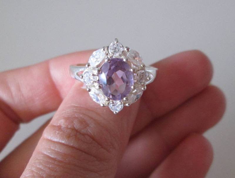 Neue Jc 925 Sterling Silber Vintage Cz-Ring Mit Lila Und Klare Steine, Größe 9 Neue Jc 925 Sterling Silber Vintage Cz-Ring Mit Lila Und Klare Steine, Größe 9 von WatchesAndJewels